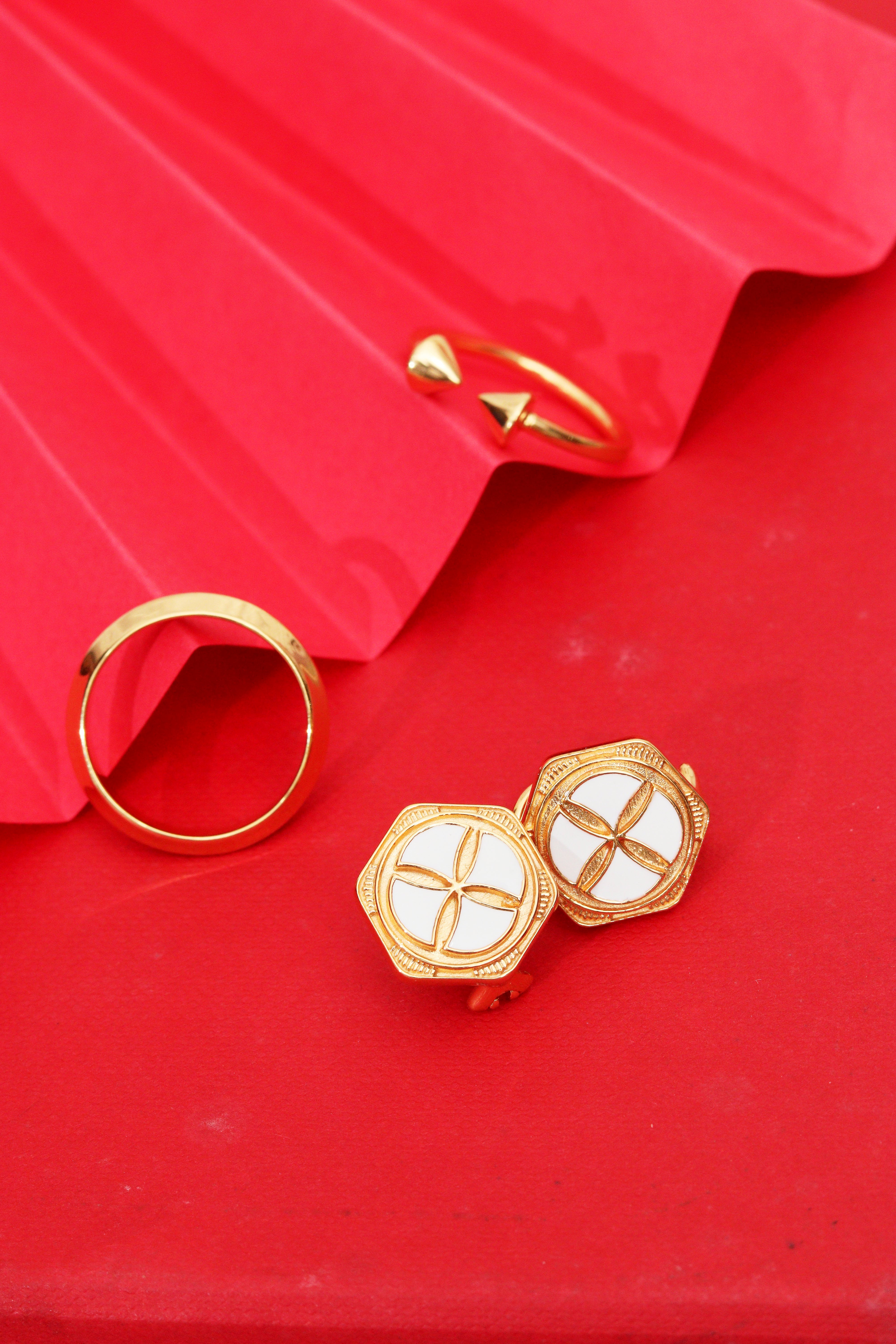 HEXA WHITE ENAMEL SMALL EARRINGS 18K MICRON