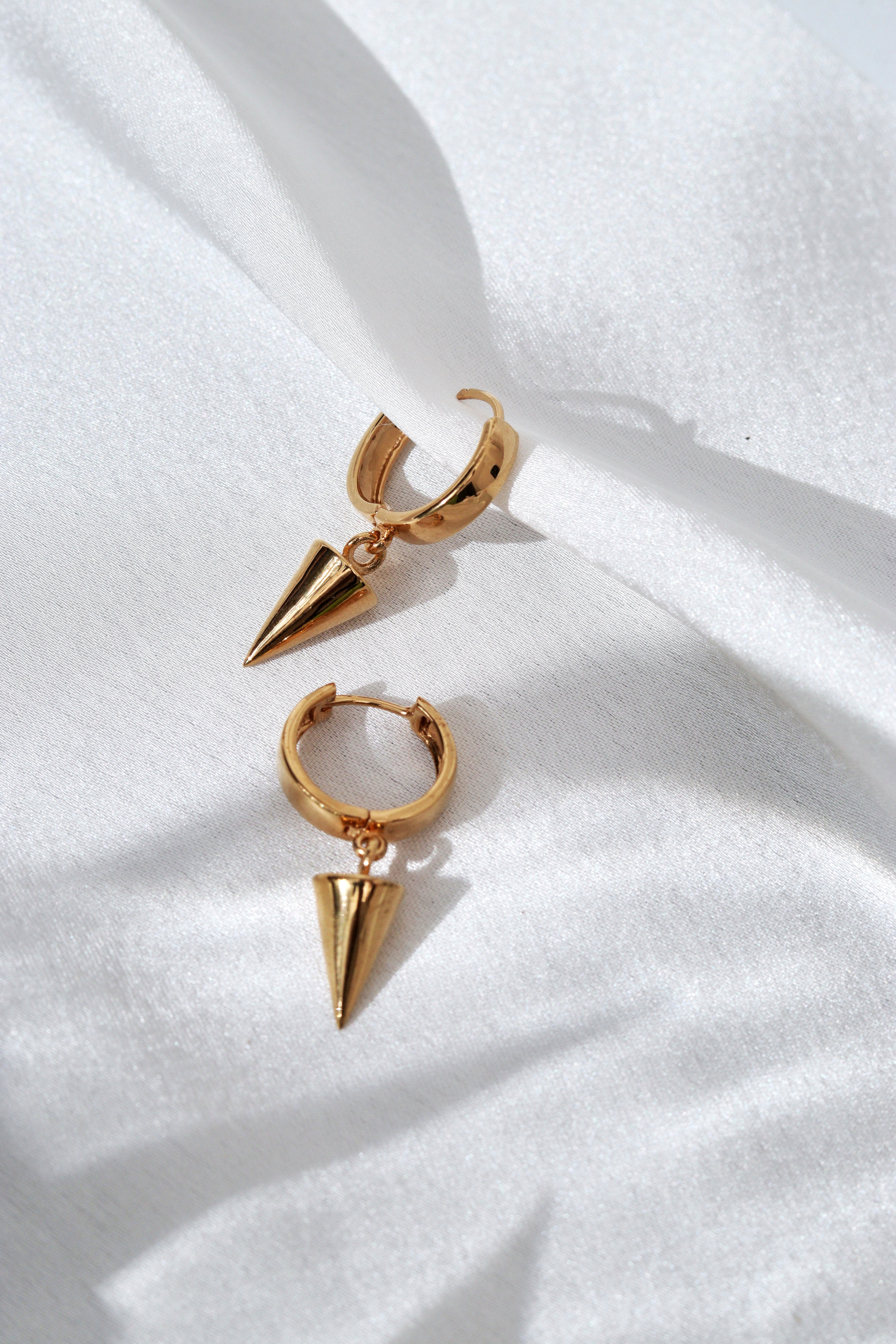 CHIC SMALL HOOPS WITH CONICAL PENDANT IN 18K GOLD MICRON POLISH