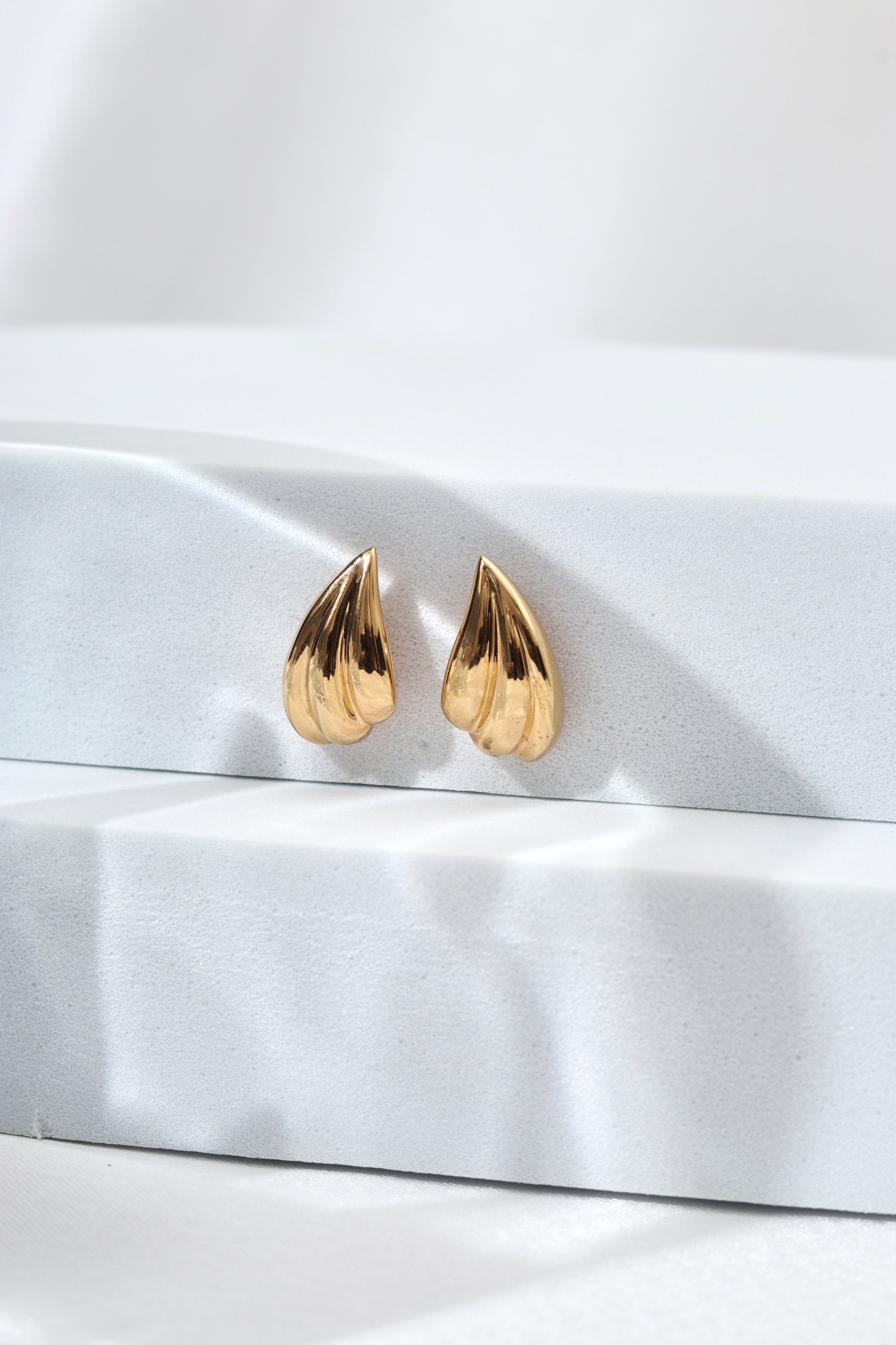 EXQUISITE TEAR DROP-SHAPED EARRINGS IN 18K GOLD MICRON PLATING