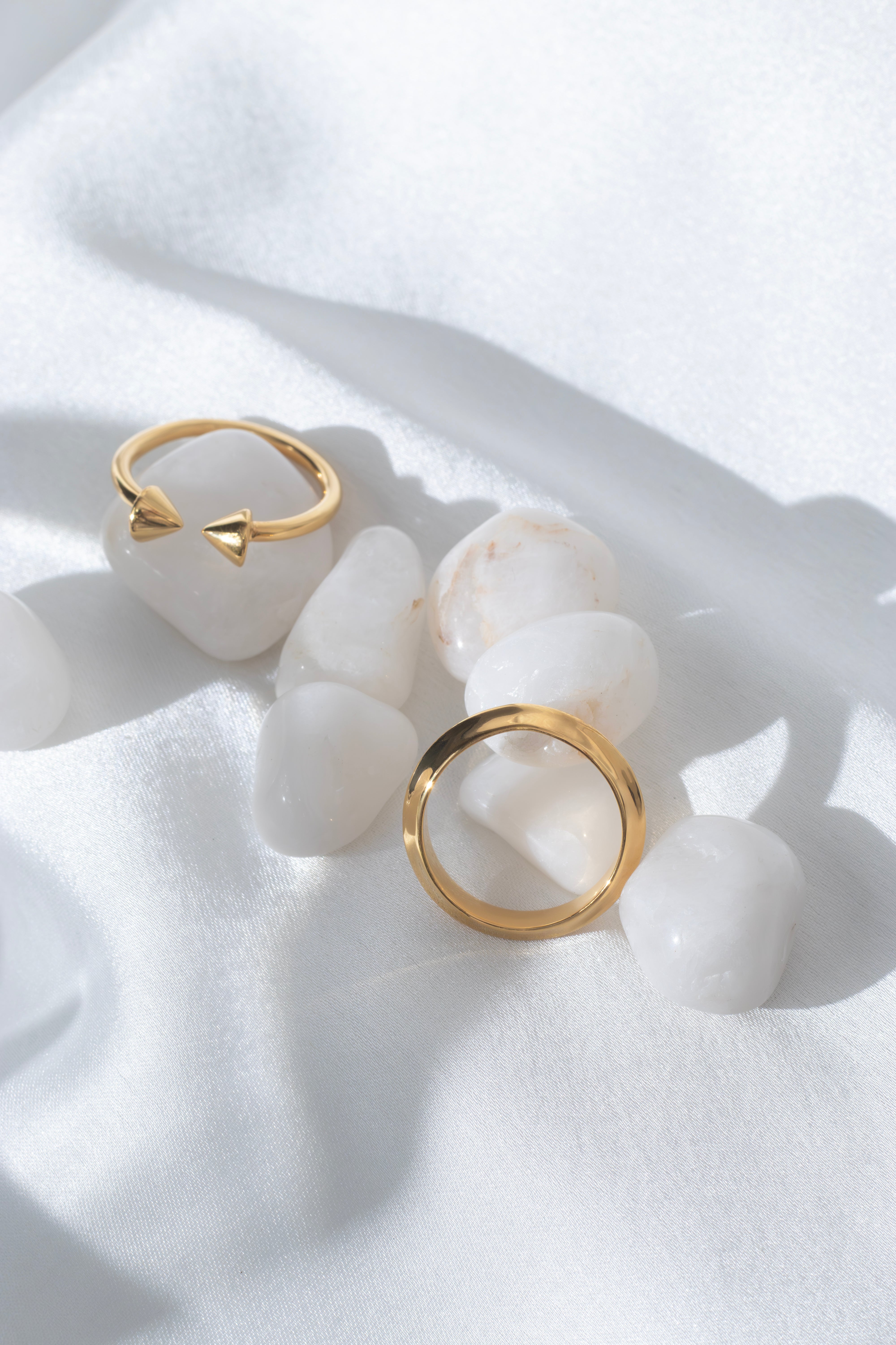 CONE-TIP RING IN 18K GOLD MICRON POLISH