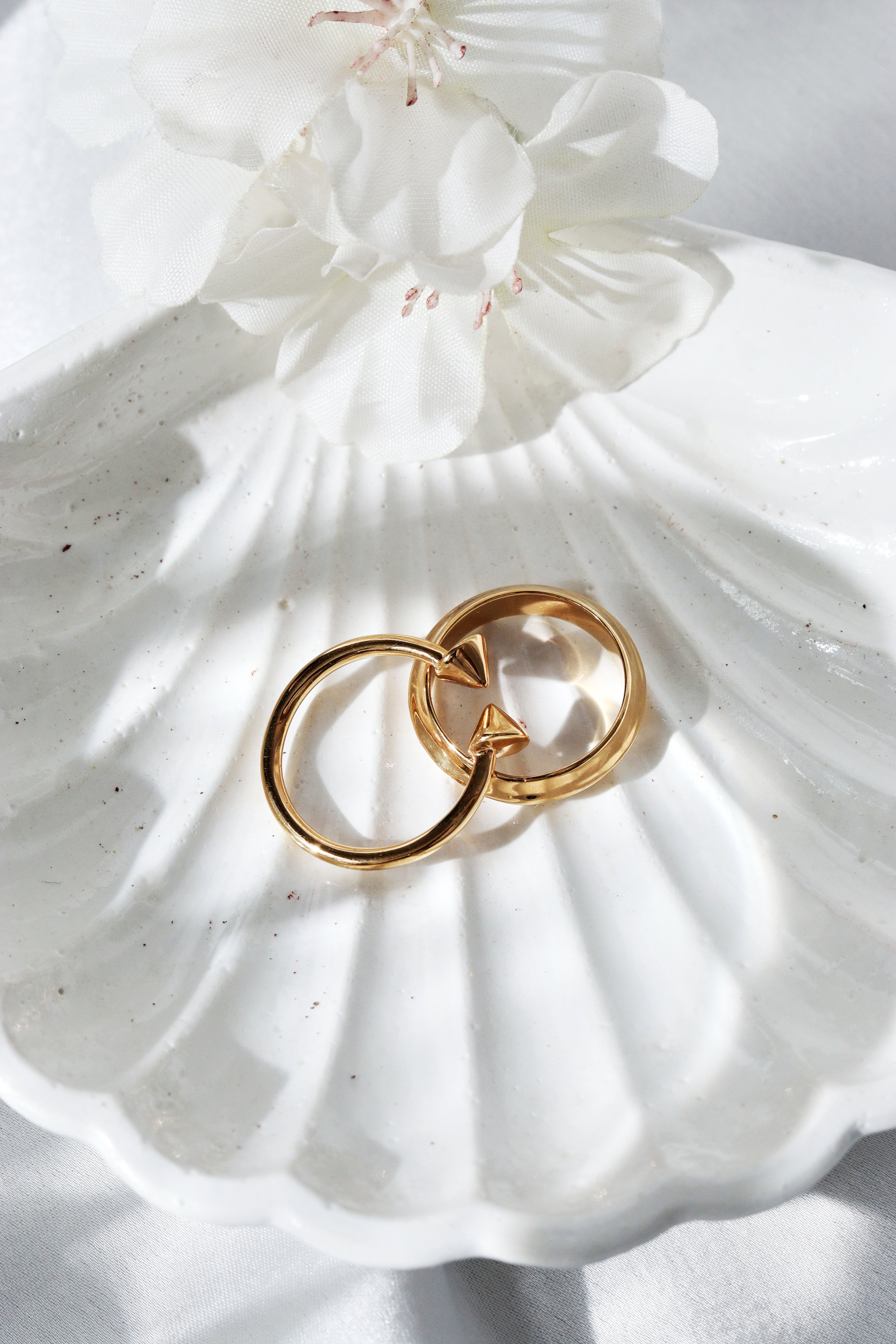CONE-TIP RING IN 18K GOLD MICRON POLISH
