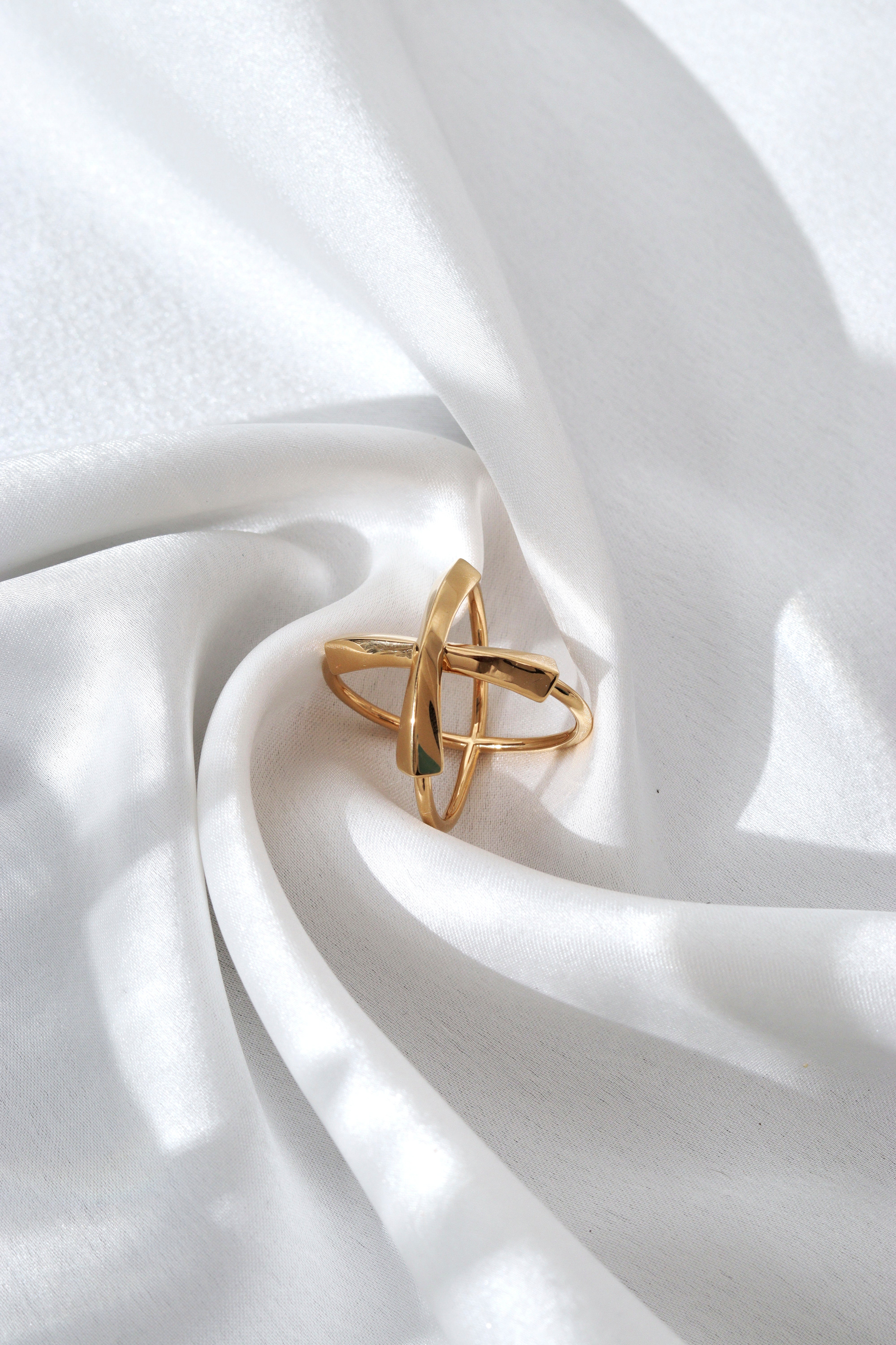 CHIC X-SHAPED RING IN 18K GOLD MICRON PLATING