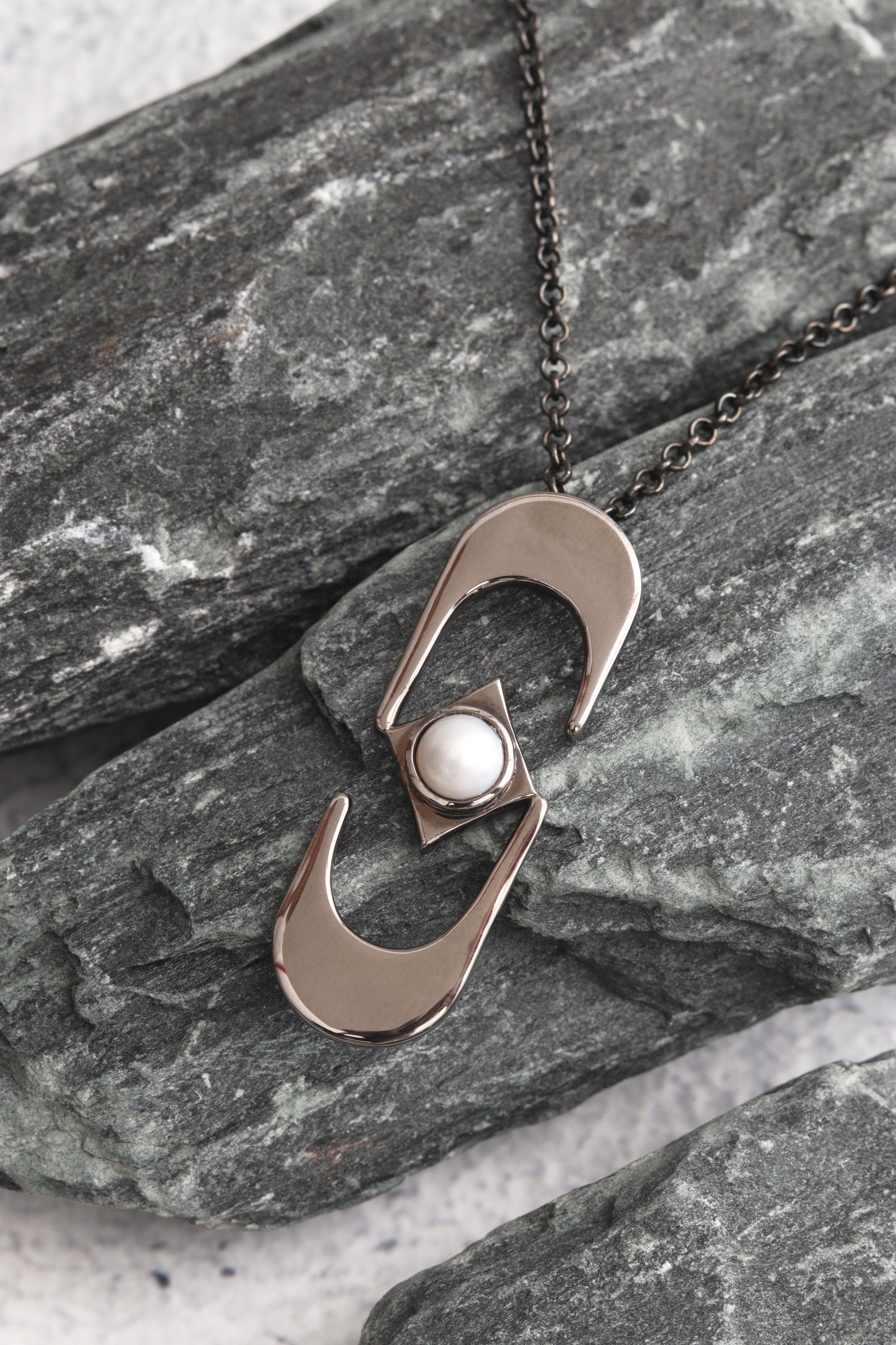 HOOK PENDANT IN BLACK RHODIUM