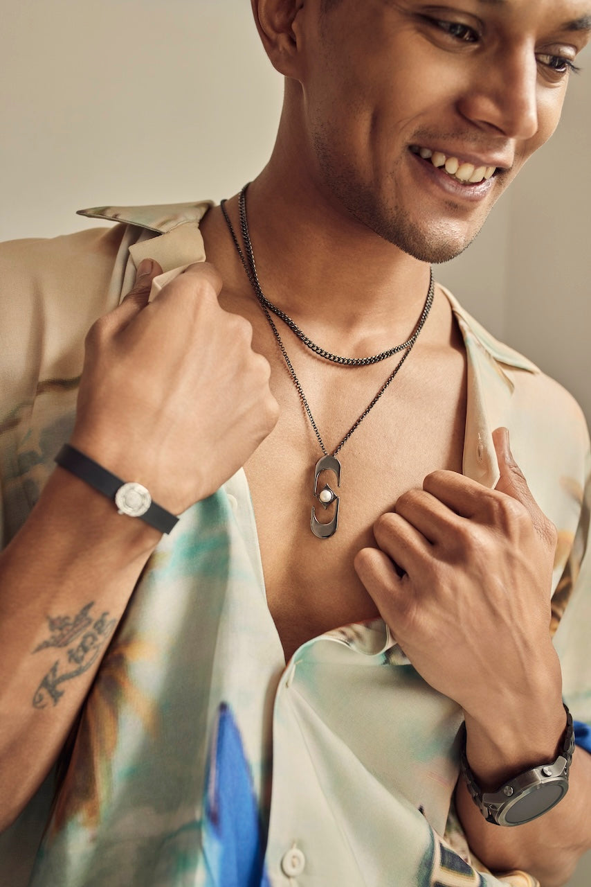 HOOK PENDANT IN BLACK RHODIUM