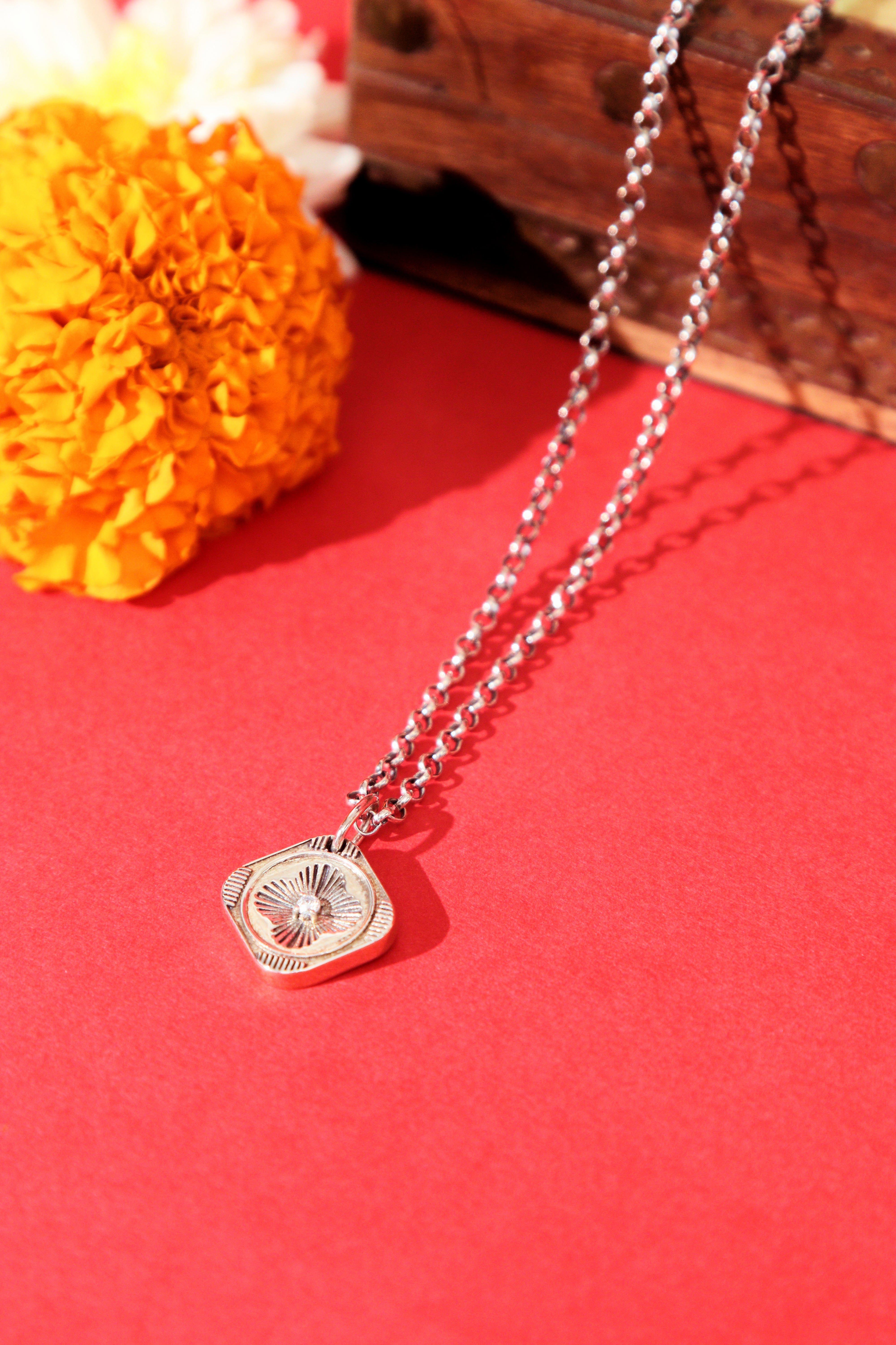 QUADRI FOIL PENDANT WITH CHAIN