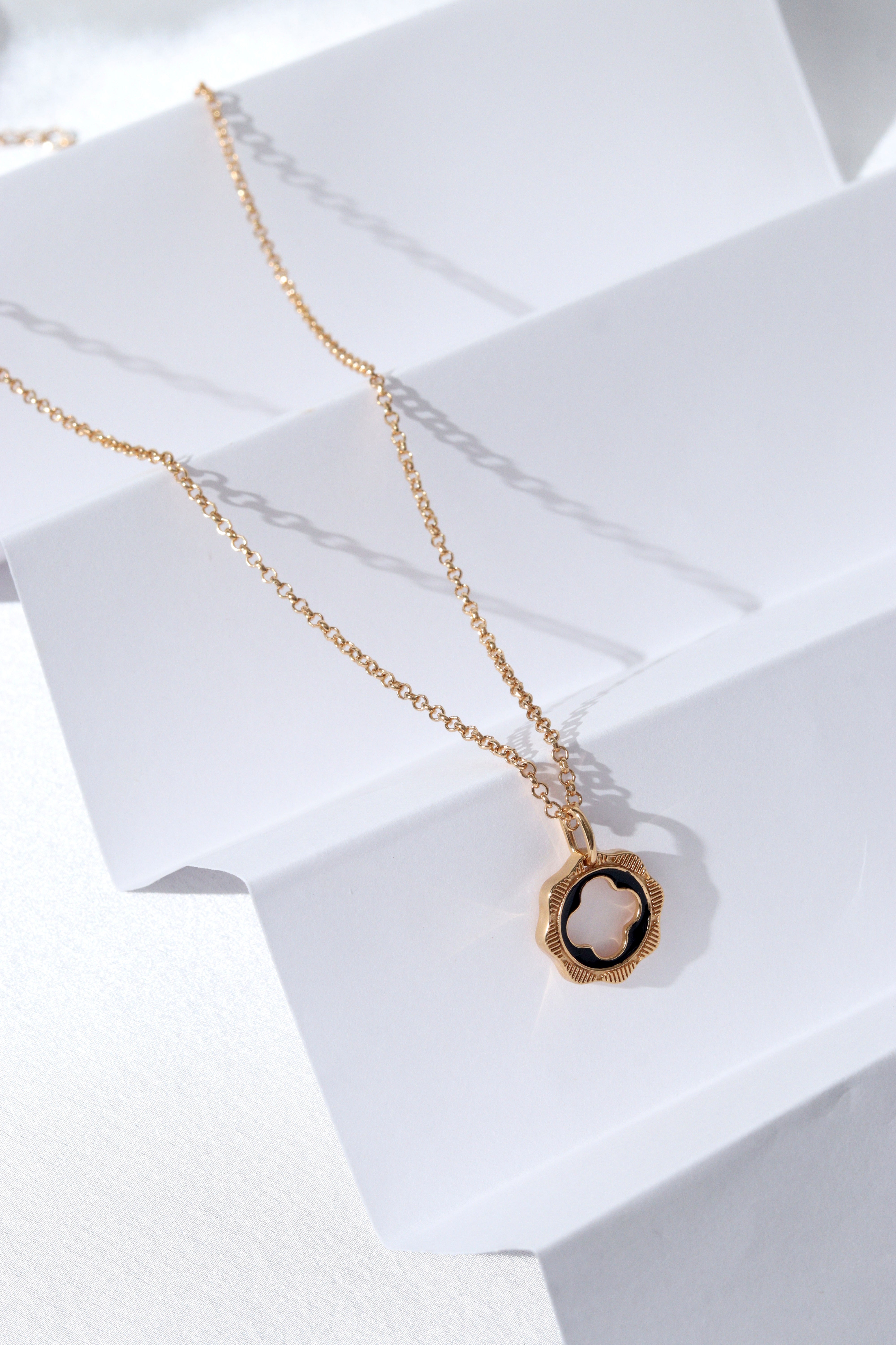 CLOVER BLACK ENAMEL PENDANT WITH CHAIN IN 18K GOLD PLATING