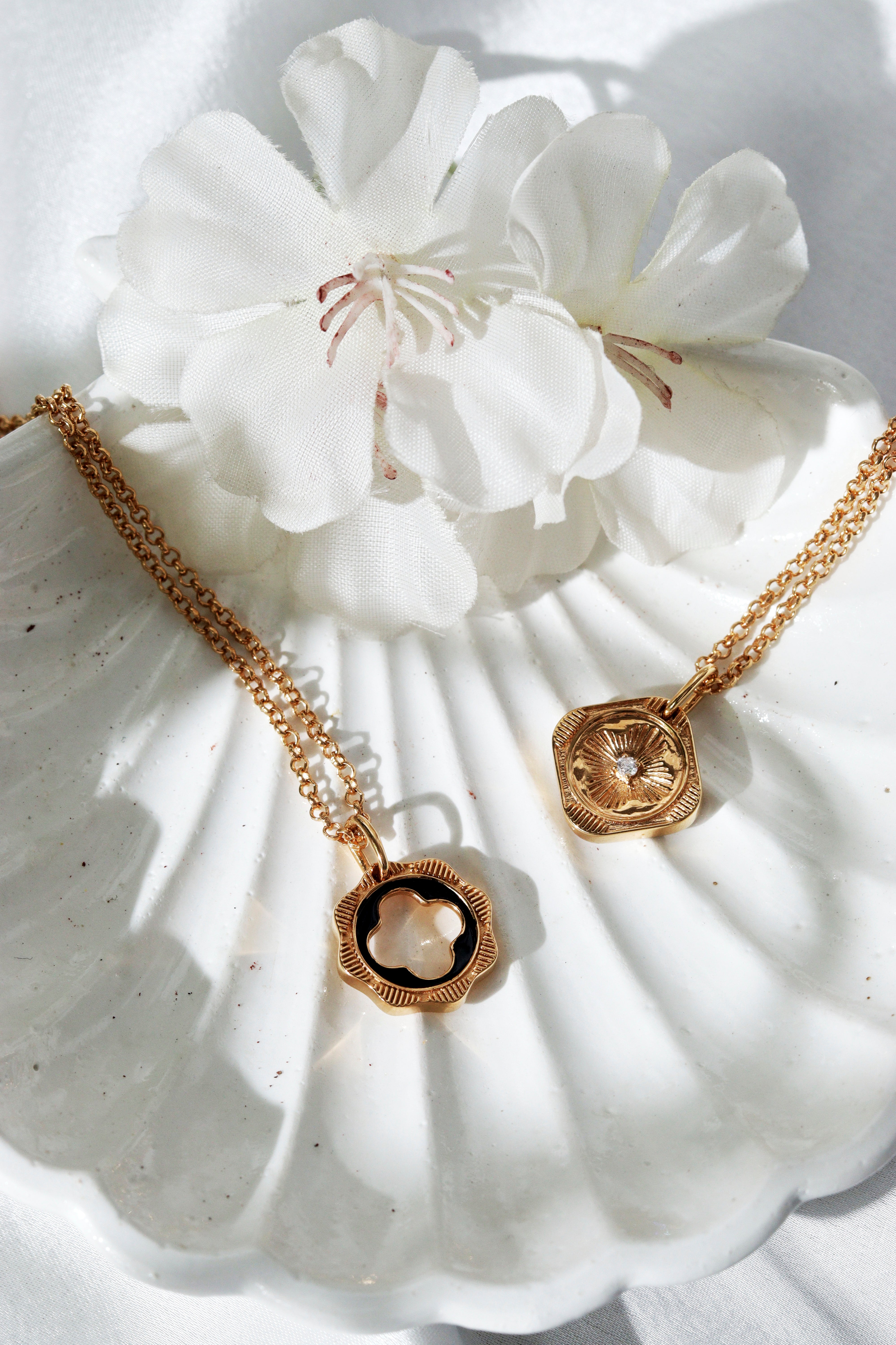 CLOVER BLACK ENAMEL PENDANT WITH CHAIN IN 18K GOLD PLATING