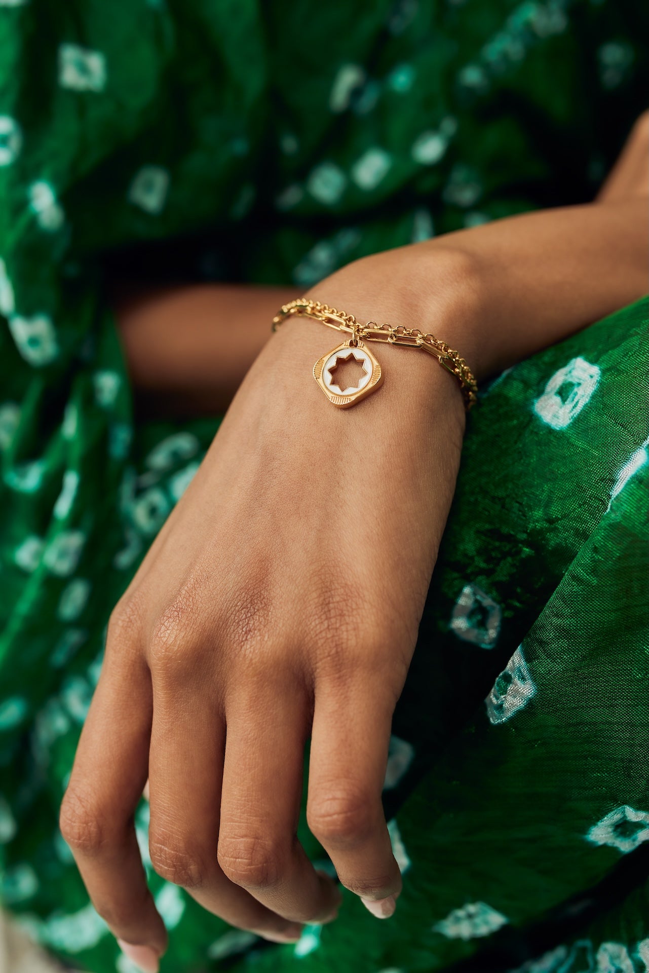 HEXA STAR WHITE ENAMEL BRACELET IN 18K GOLD MICRON PLATING