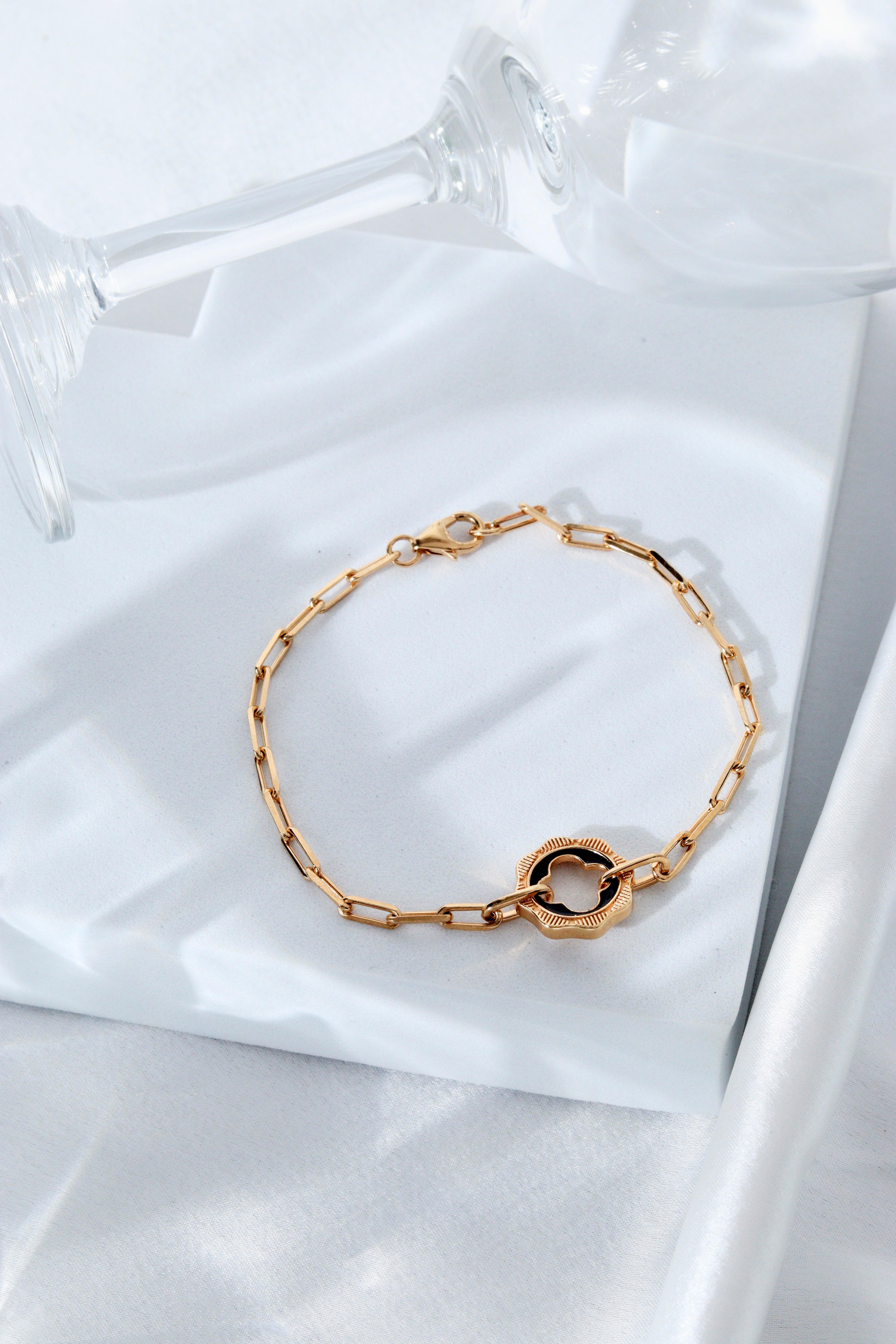 CLOVER BLACK ENAMEL BRACELET IN 18K GOLD MICRON PLATING