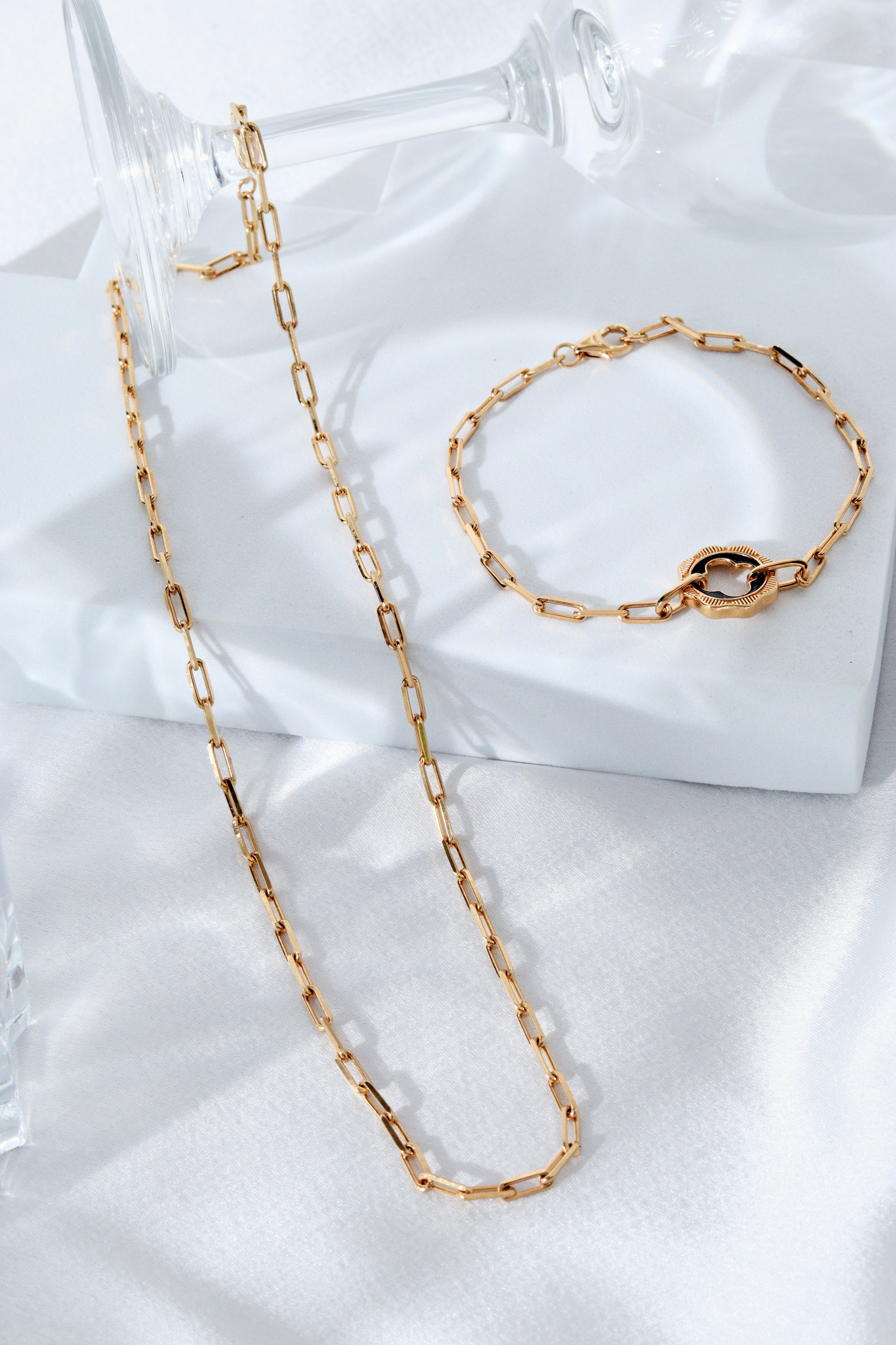 CLOVER BLACK ENAMEL BRACELET IN 18K GOLD MICRON PLATING