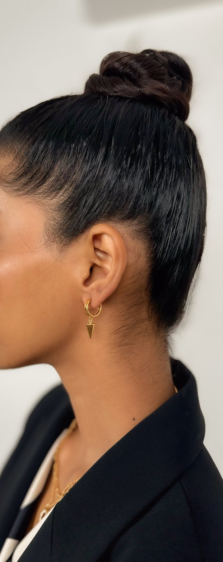 CHIC SMALL HOOPS WITH CONICAL PENDANT IN 18K GOLD MICRON POLISH