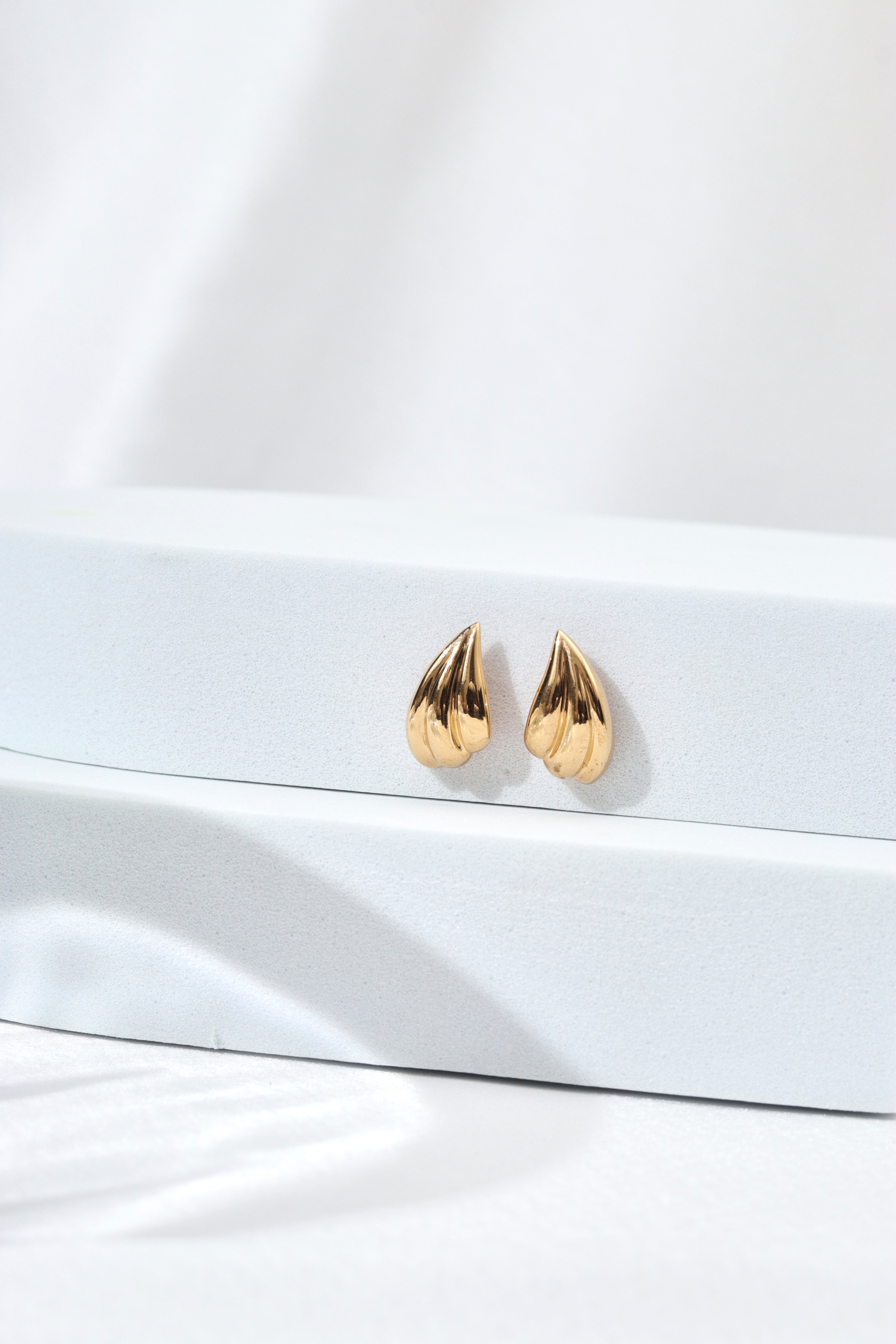 EXQUISITE TEAR DROP-SHAPED EARRINGS IN 18K GOLD MICRON PLATING