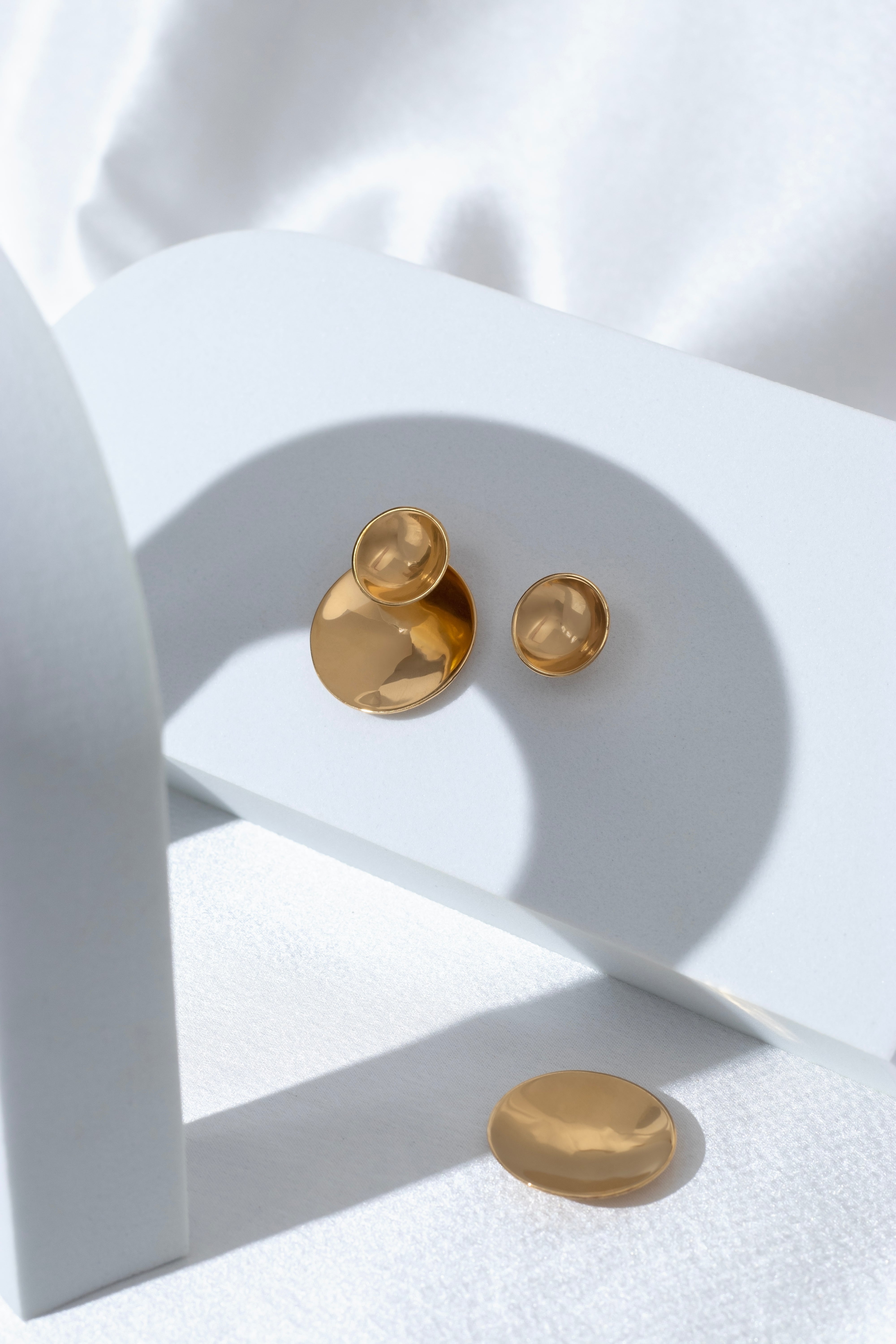 VERSATILE DOUBLE DISC EARRINGS IN 18K GOLD MICRON POLISH
