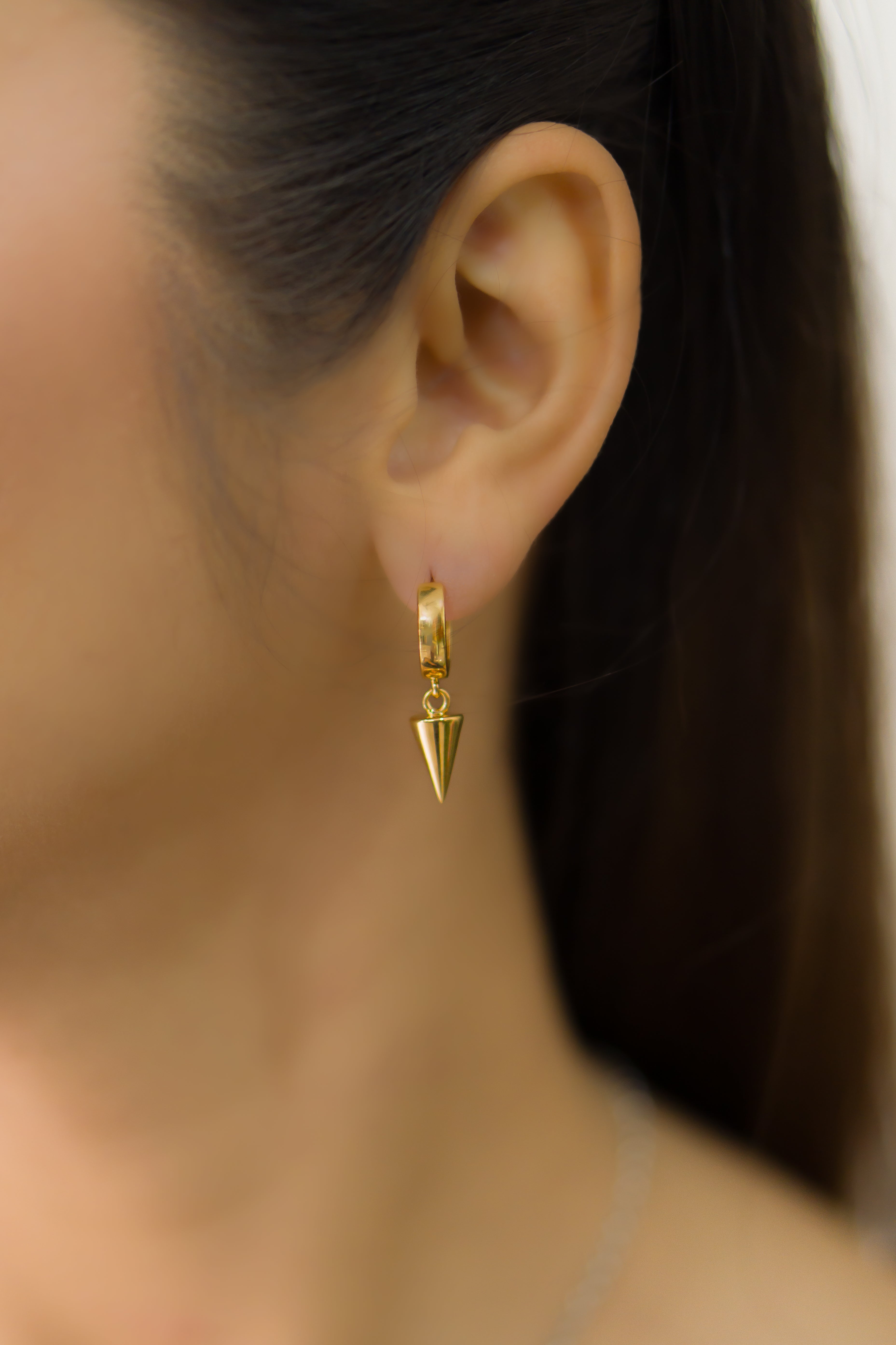 CHIC SMALL HOOPS WITH CONICAL PENDANT IN 18K GOLD MICRON POLISH