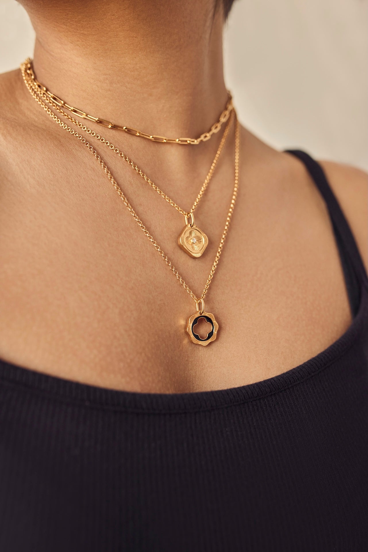 CLOVER BLACK ENAMEL PENDANT WITH CHAIN IN 18K GOLD PLATING gold micron