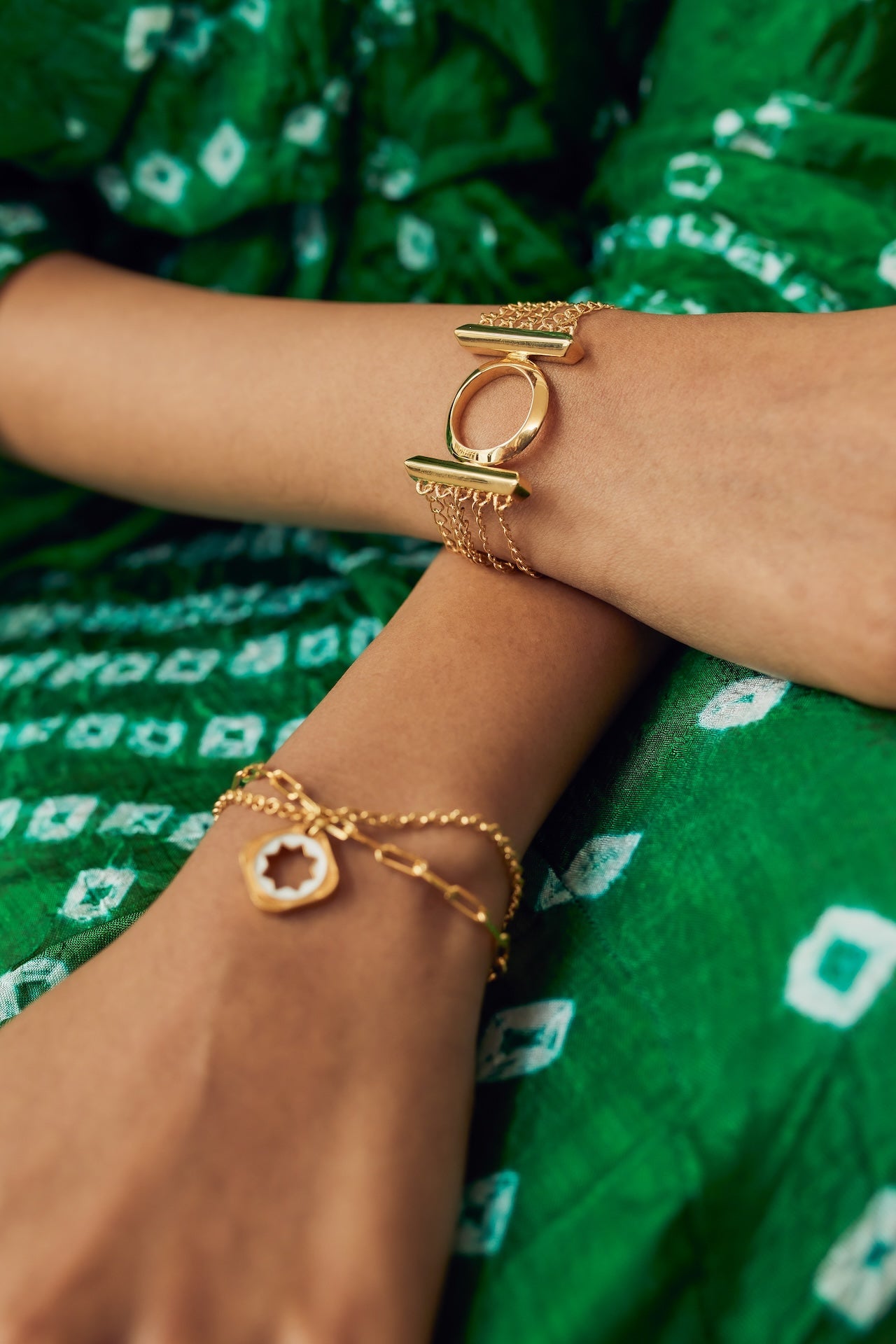 HEXA STAR WHITE ENAMEL BRACELET IN 18K GOLD MICRON PLATING
