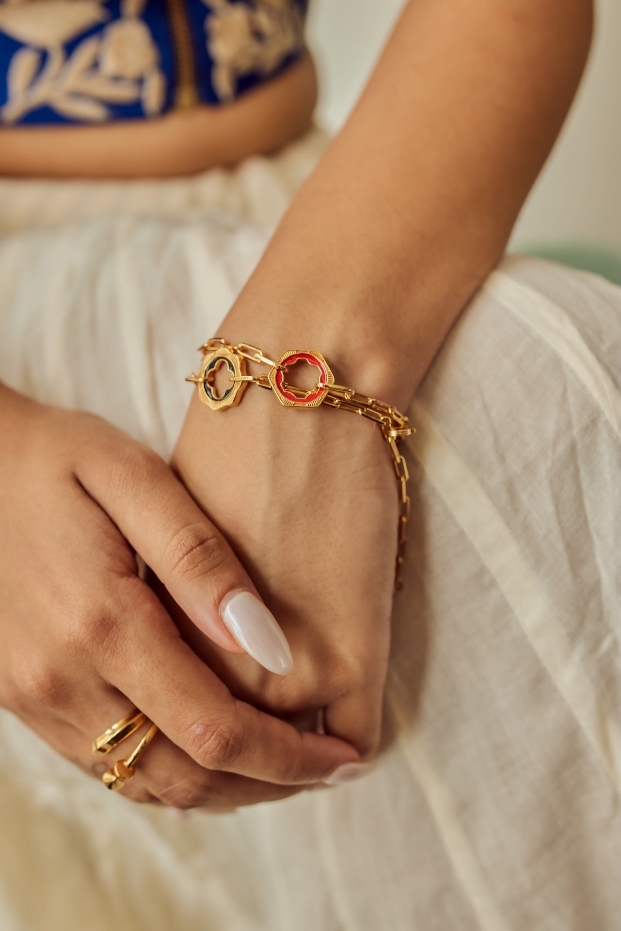 CLOVER BLACK ENAMEL BRACELET IN 18K GOLD MICRON PLATING